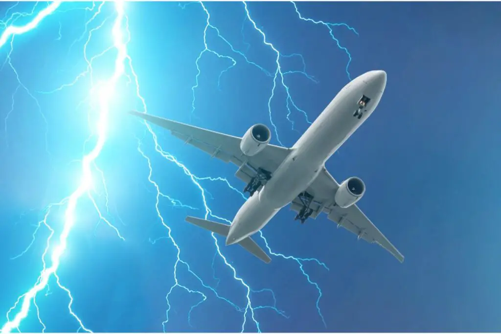 Can Planes Fly In Thunderstorms? - Track Flight